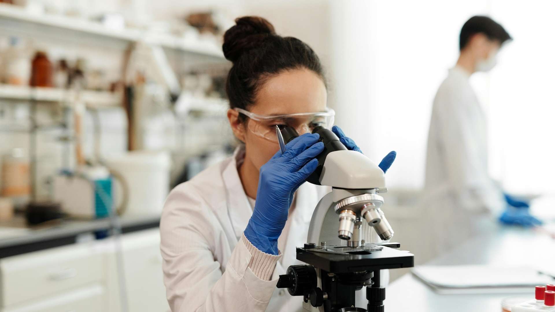persona mirando por el microscopio